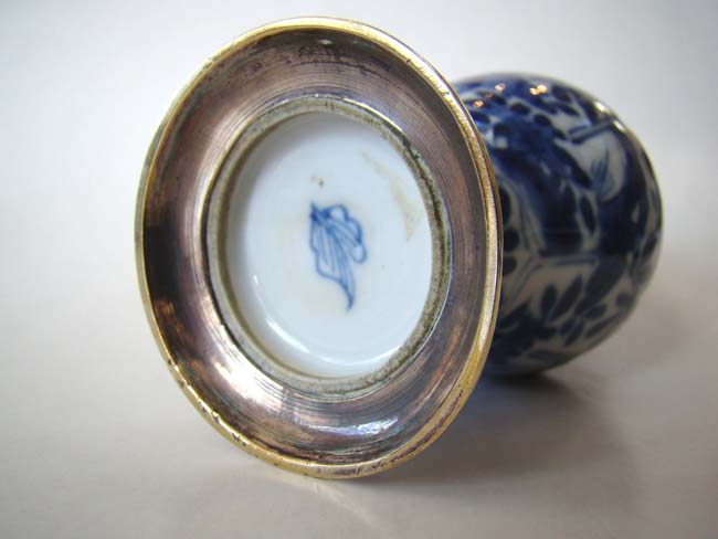 A Chinese Kanqxi period blue and white porcelain Caster with brass mounts made for the Dutch market circa 1690-1710. — image 2